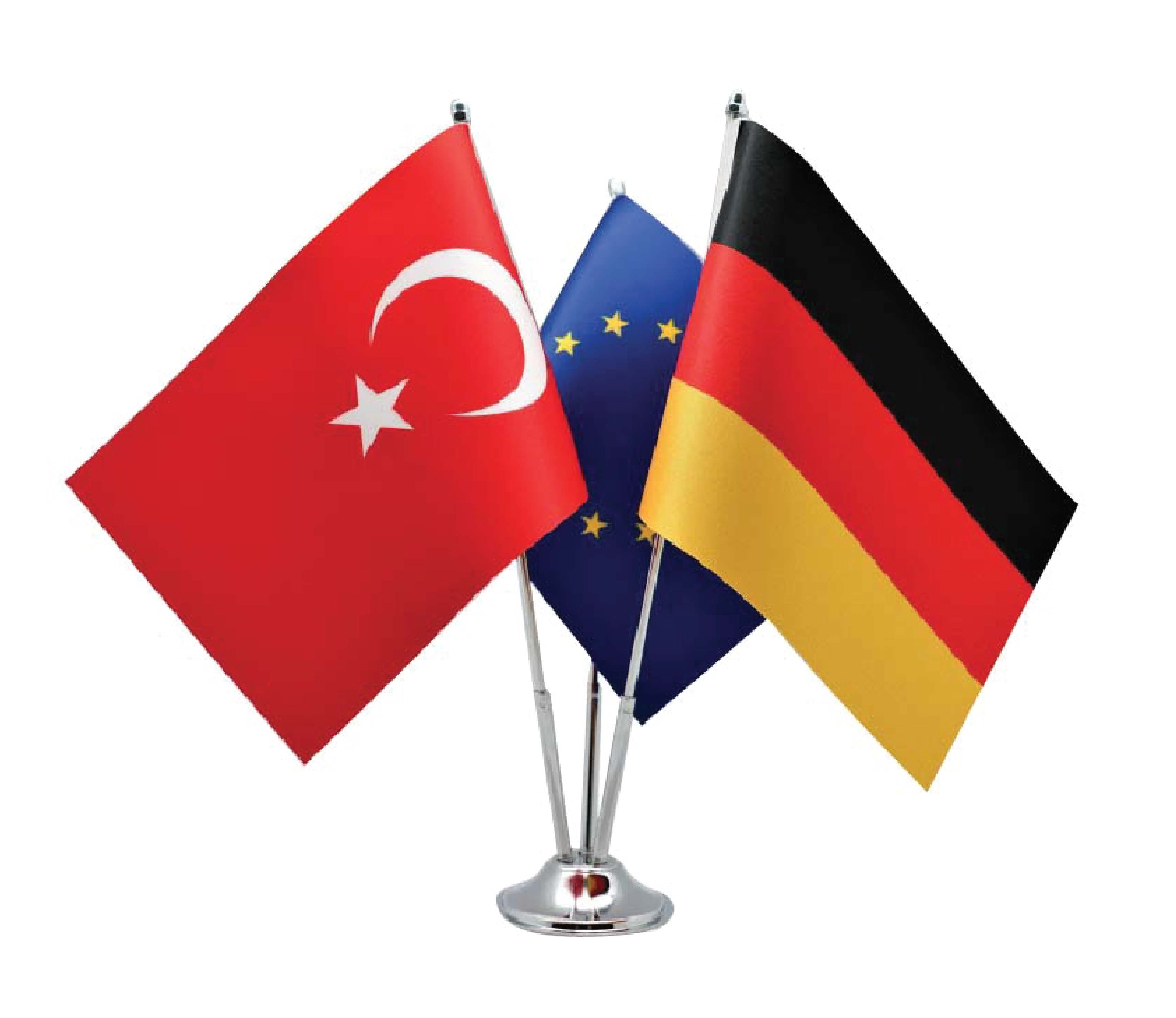 Promosyon Üçlü Masa Bayrağı BYK-130 | 3’lü Direkli Kurumsal Ofis Tipi Masaüstü Bayrak Seti